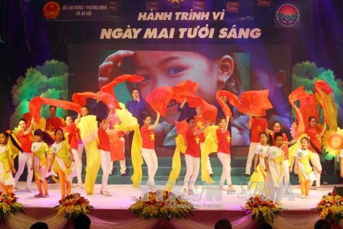 Art performance marks International Day for Mine Awareness - ảnh 1